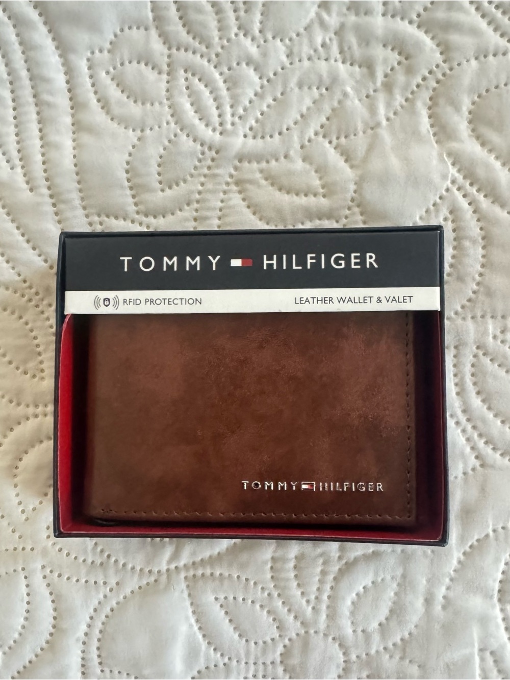 Tommy Hilfiger Brown men’s Leather RFID Wallet. New